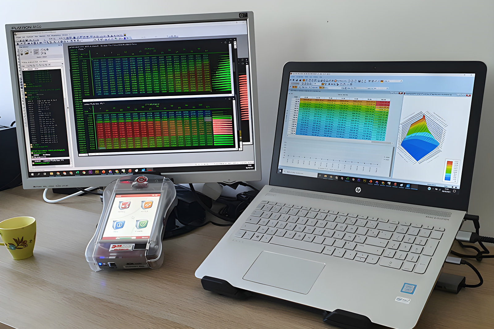 Deux écrans d’ordinateur affichant des graphiques de visualisation de données et des spectrogrammes en couleurs.