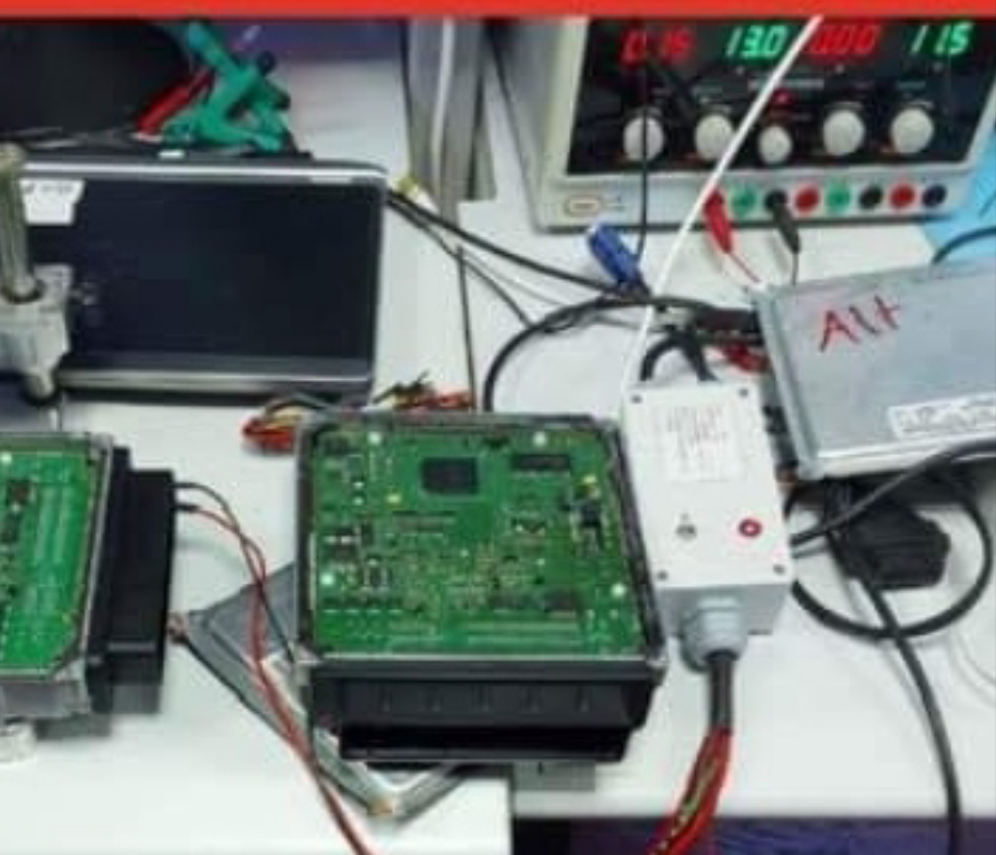 Circuit imprimé avec des composants électroniques connectés à un équipement de test.