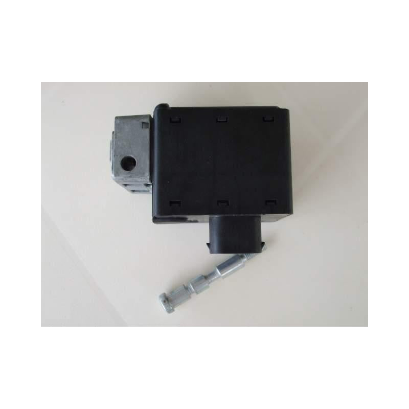 Module de contrôle électronique en plastique noir avec un bras de connexion métallique.